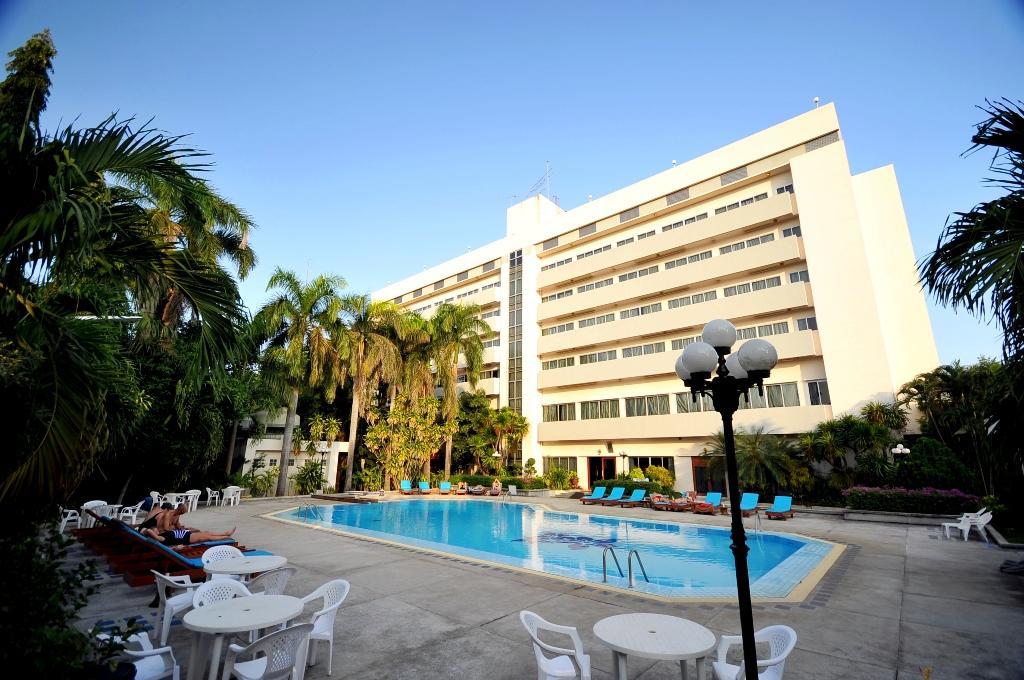 Maeyom Palace Hotel Phrae Bagian luar foto
